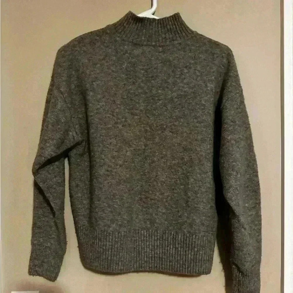 H  & M sweater - Picture 1 of 3